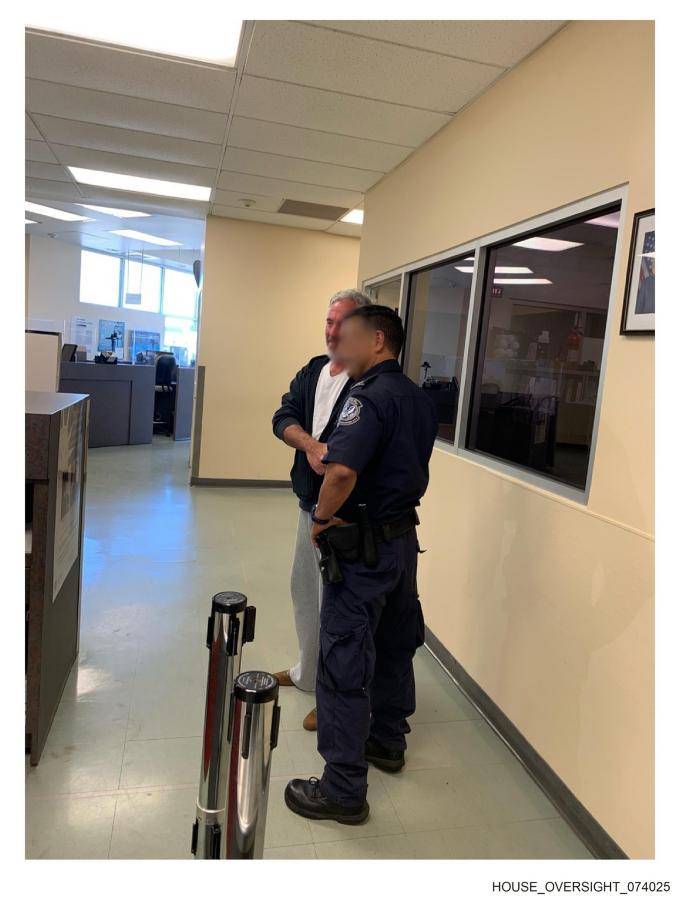 爱泼斯坦案68张新照片公布：包含相关知名男性影像、大量涂黑信息的女性护照照片