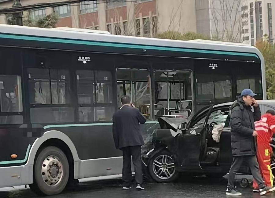 上海一路口:suv拦腰撞上公交车,乘客受伤送医