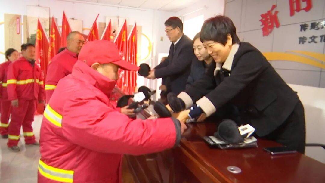 会"同心服务站"在北城街道四季绿城社区开展健康义诊活动,景小平参加