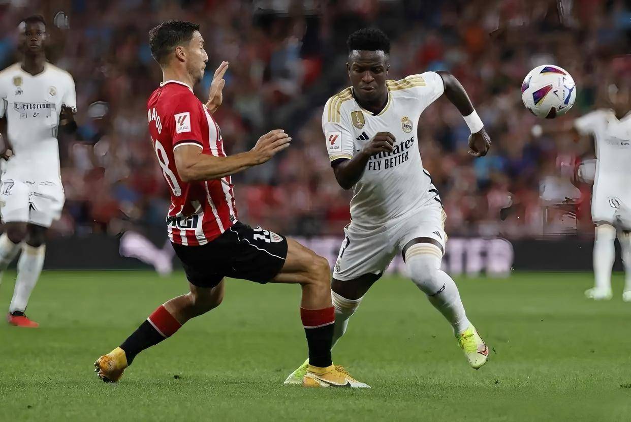 原创             足坛荣耀与落寞：曼城进四强，姆巴佩演帽子戏法，大巴黎六冠王封神