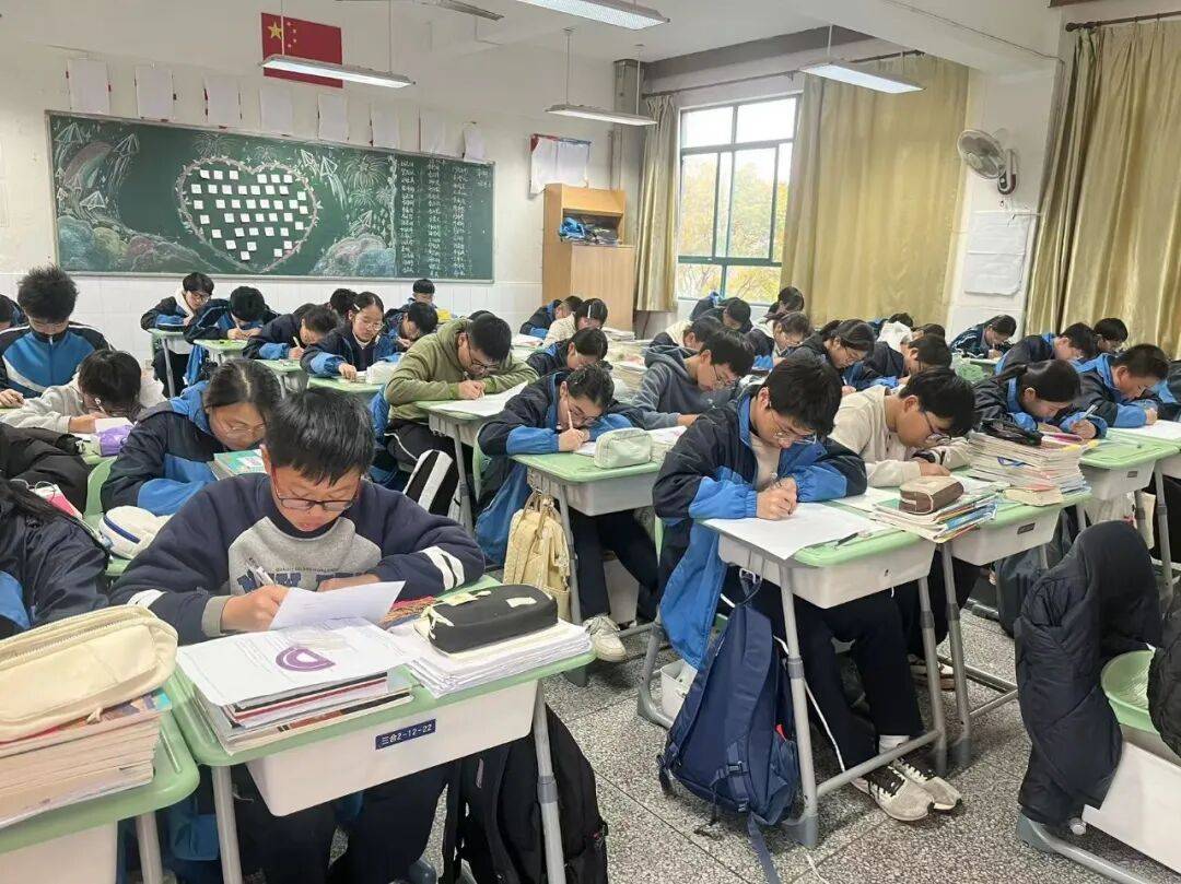 数智角逐绽芳华 初二学子竞风流——三合初中初二数学核心素养竞赛_赛场