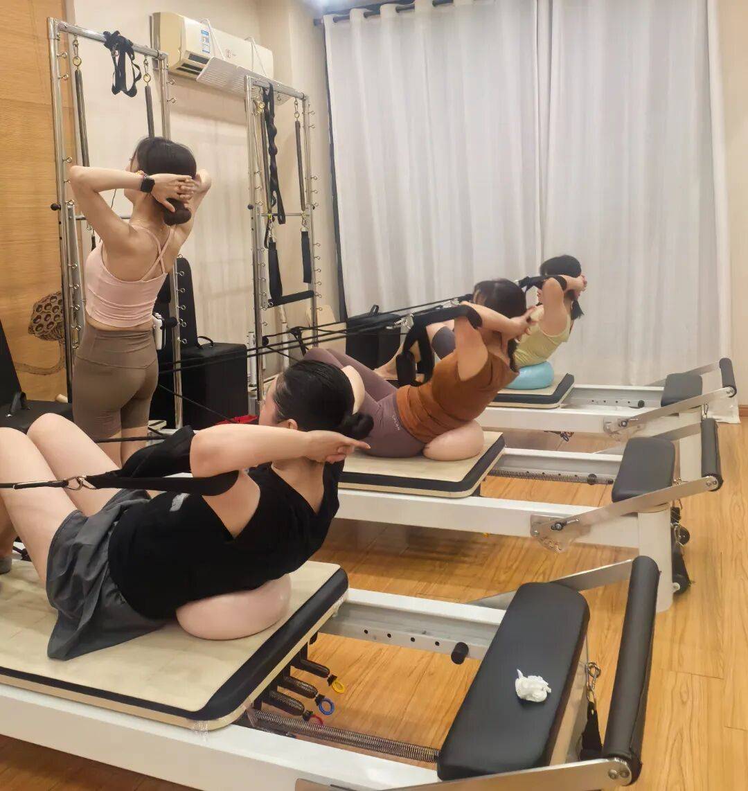 冬日的阳光洒进瑜伽教室伴随着轻柔的音乐学员们在一呼一吸间舒展