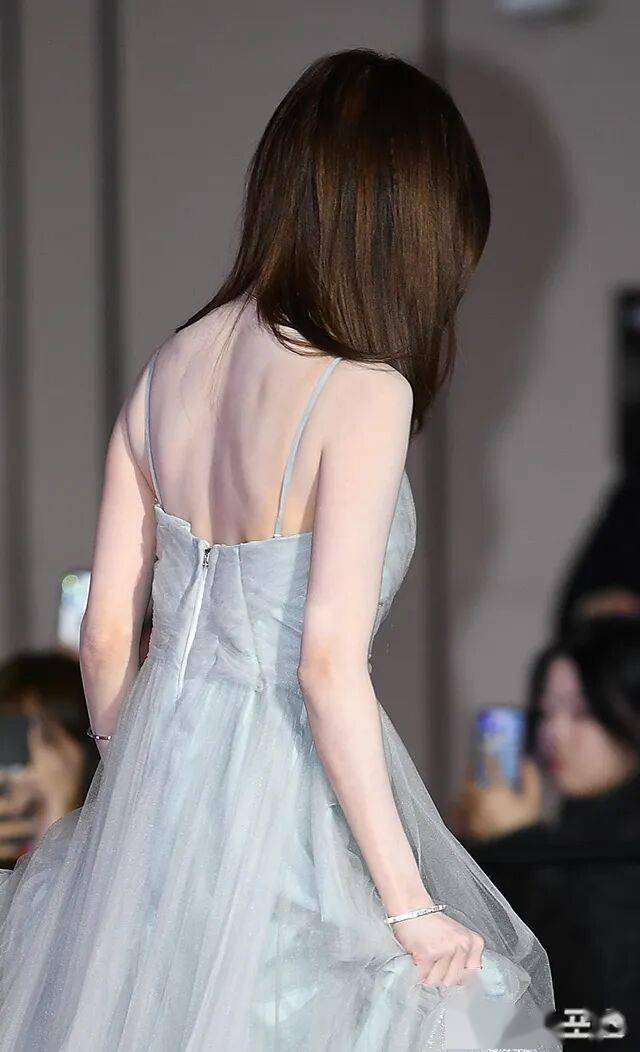 她恋情传闻后公开现身，遮盖“情侣纹身”引发关注插图1