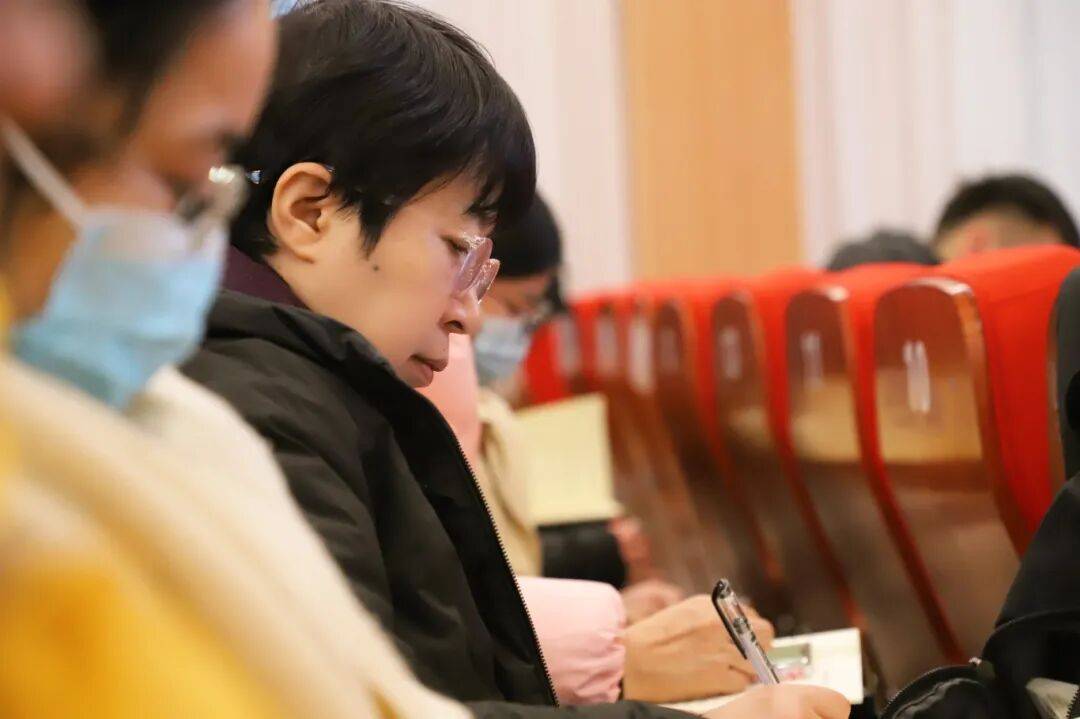 焦作市实验中学邀请全国模范教师陈佩老师分享育人感悟