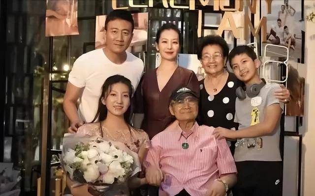 嫁给著名演员26年，生下“大明星”儿子，还有贴心女儿，好幸福