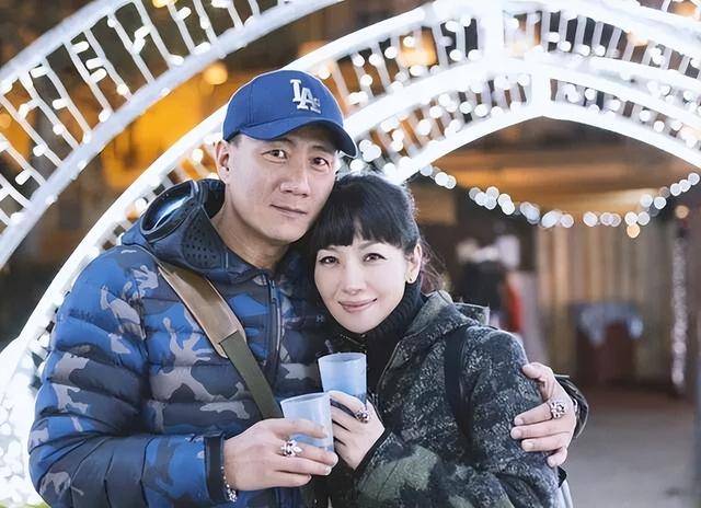 嫁给著名演员26年，生下“大明星”儿子，还有贴心女儿，好幸福