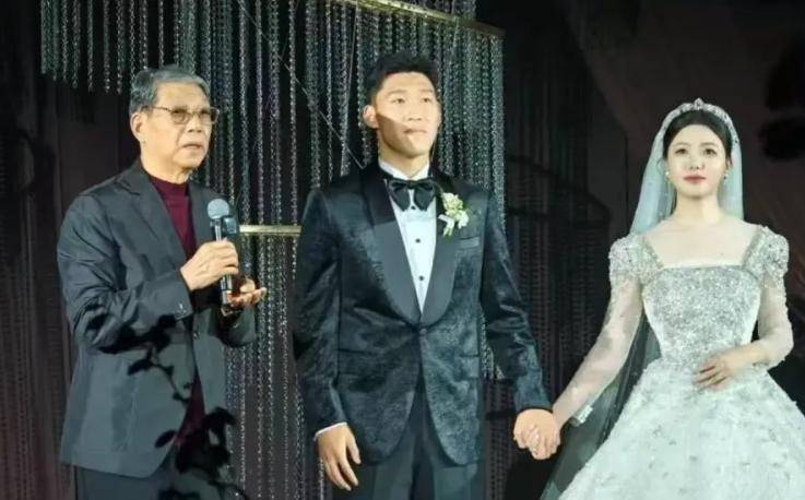 25岁国足主力完婚！新娘气质绝佳，申花众队友出席，81岁徐根宝致辞