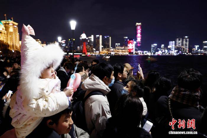 上海跨年夜，上海黄浦江两岸夜景美！