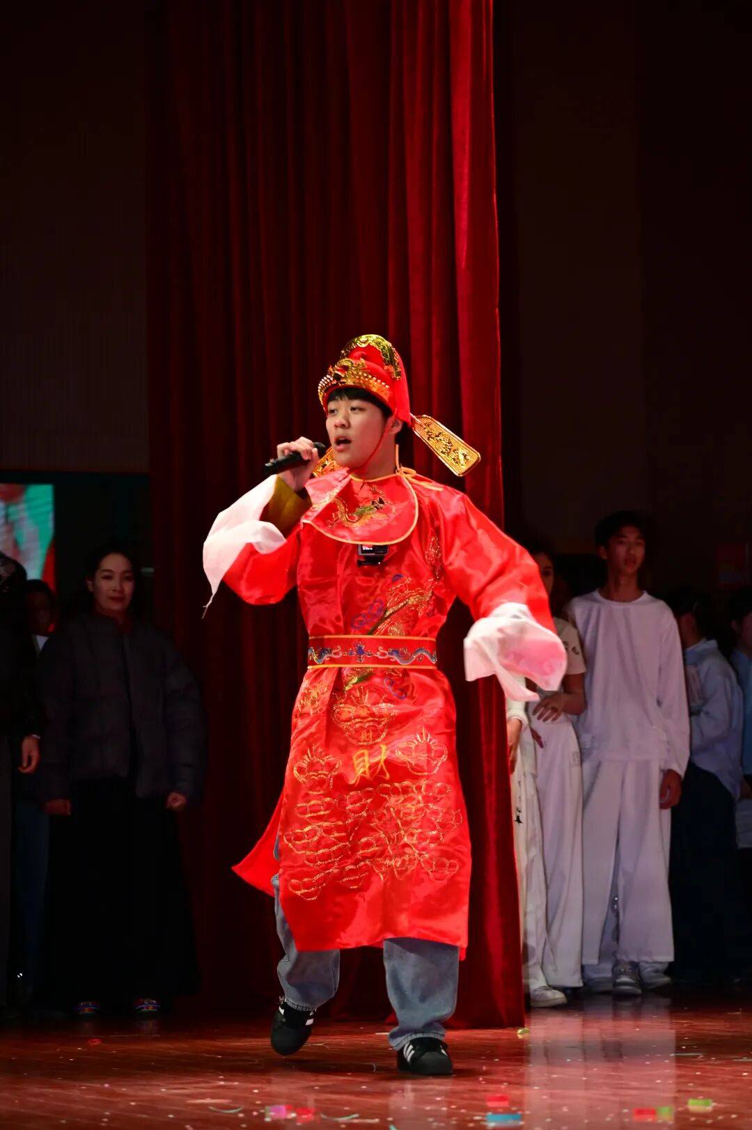 年轻一代的热血与力量;歌伴舞《相亲相爱》以温馨的旋律搭配优美舞姿
