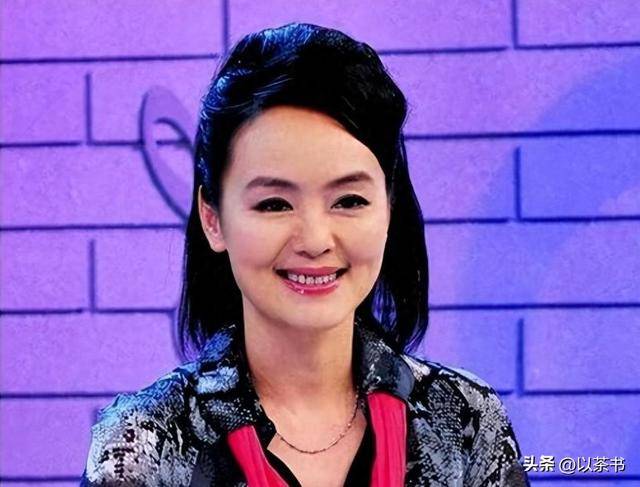 她是央视著名主持人，嫁哈佛海归恩爱22年，59岁临退休官宣新身份