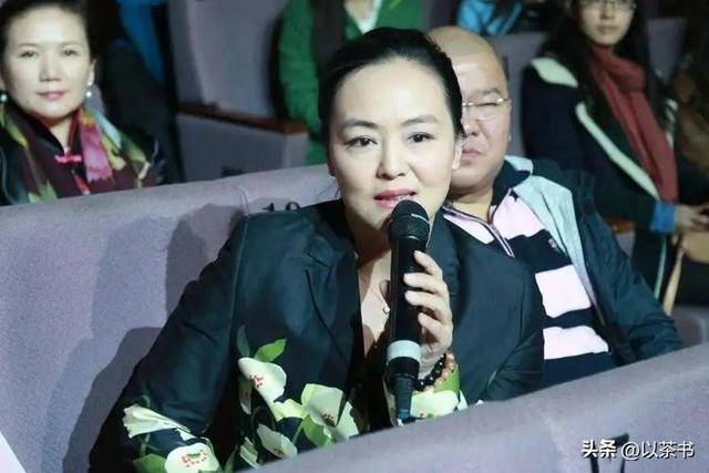 她是央视著名主持人，嫁哈佛海归恩爱22年，59岁临退休官宣新身份