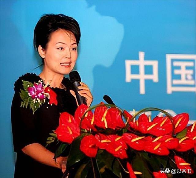 她是央视著名主持人，嫁哈佛海归恩爱22年，59岁临退休官宣新身份