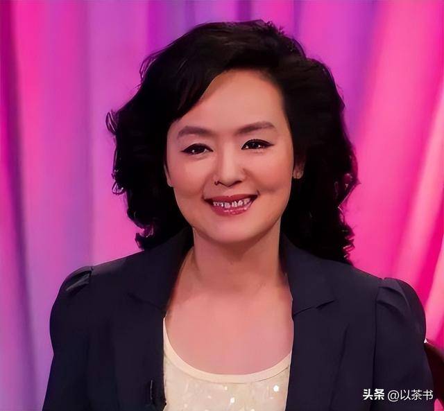 她是央视著名主持人，嫁哈佛海归恩爱22年，59岁临退休官宣新身份