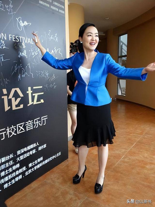 她是央视著名主持人，嫁哈佛海归恩爱22年，59岁临退休官宣新身份