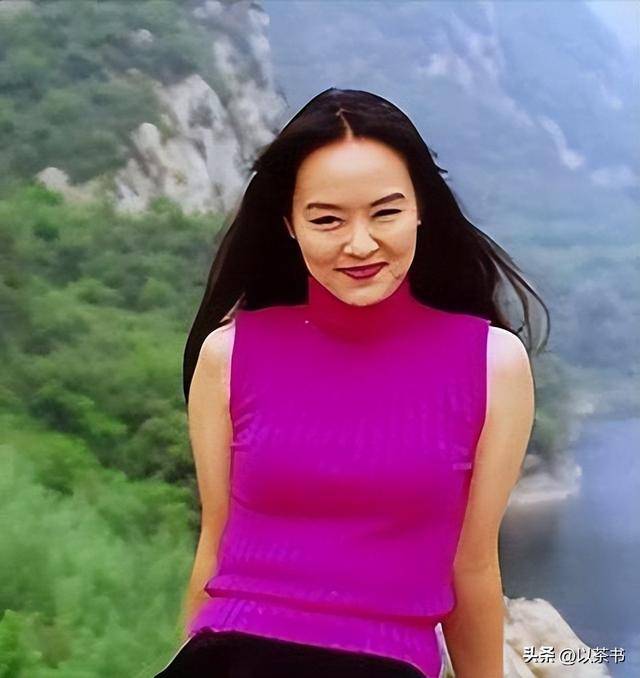 她是央视著名主持人，嫁哈佛海归恩爱22年，59岁临退休官宣新身份