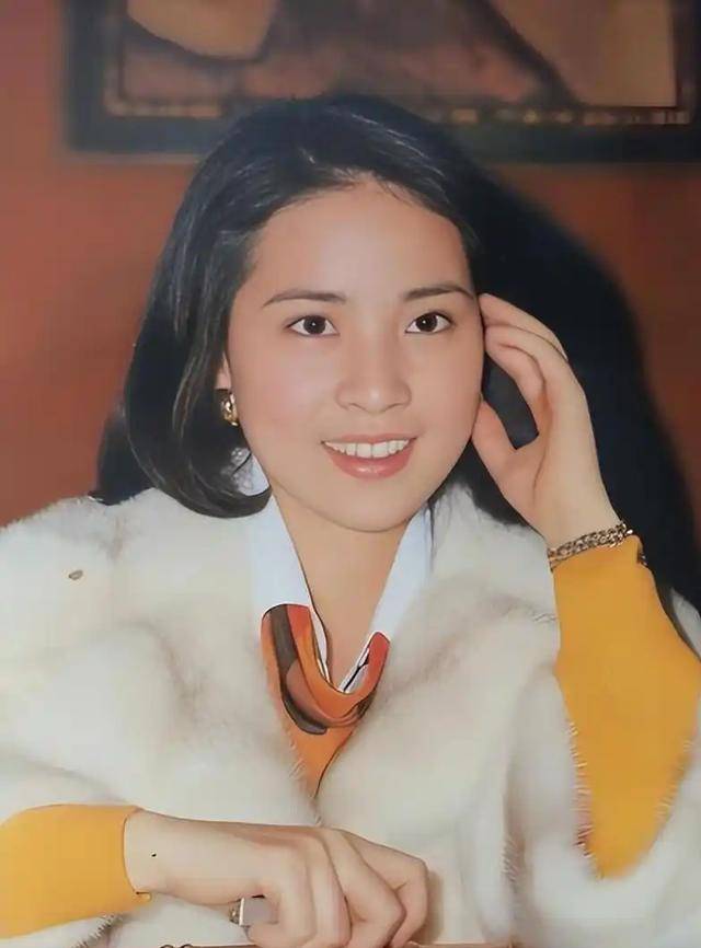 成龙半夜翻看手机监控，看到72岁林凤娇驼着背叠衣，当场红了眼眶