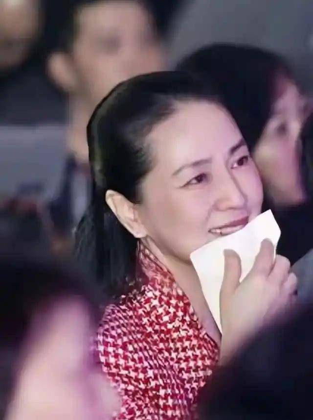 成龙半夜翻看手机监控，看到72岁林凤娇驼着背叠衣，当场红了眼眶
