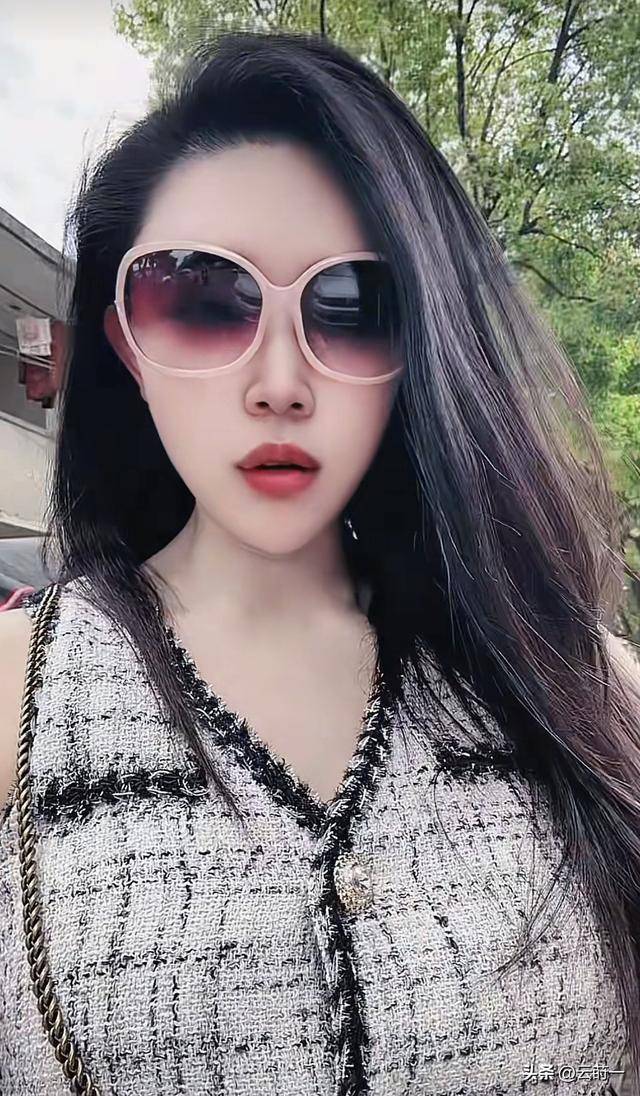 上海美女博主浅柠去世,身体一塌糊涂仍在直播,最后家人忍痛拔管