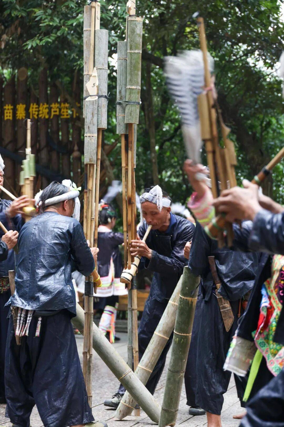 viva旅行家出团实拍岜沙的男人发髻高挽布衣贴身腰间的刀不是