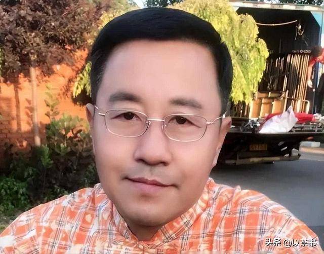 61岁王小宝现状：住300平豪宅领4815退休金，和闫学晶追求不一样