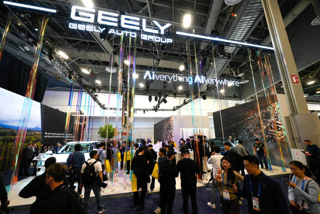 第1现场｜科技界“春晚”来了：中企占C位，AI应用成焦点