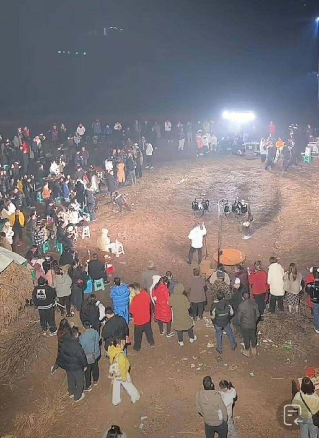 重庆一女子不会杀猪网上求助，上千网友驱车来帮忙，村干部：宰了5头猪吃流水席