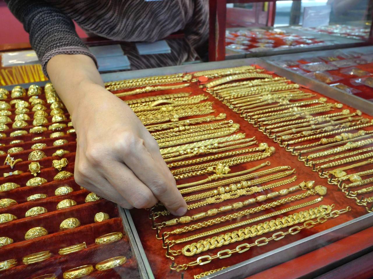 贵金属狂飙，山东黄金等股价创新高！花旗：3个月内金价冲5000美元_搜狐网