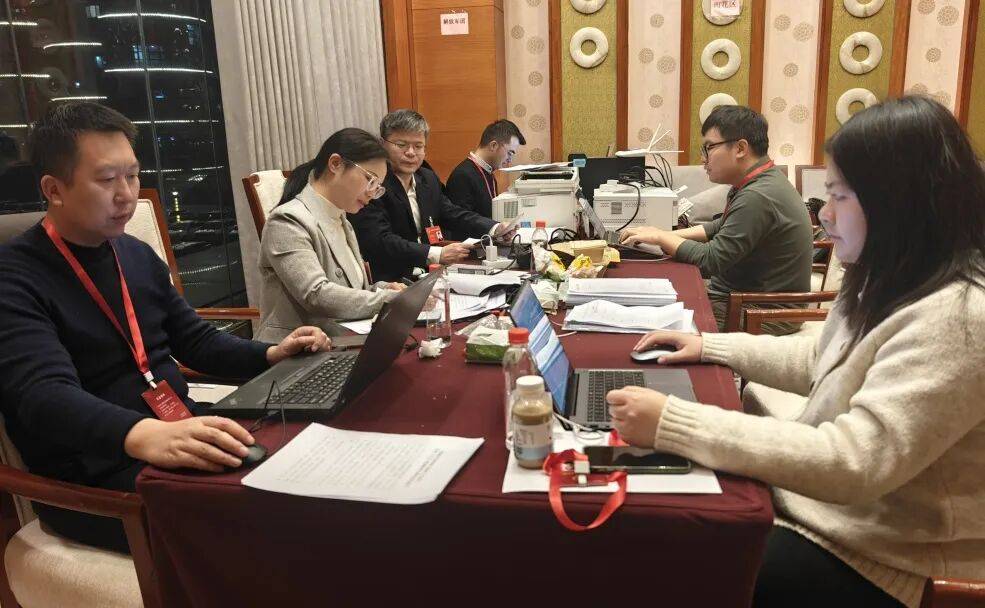 两会幕后身影｜你们认真的样子，闪闪发光！_会议_会务组_议程