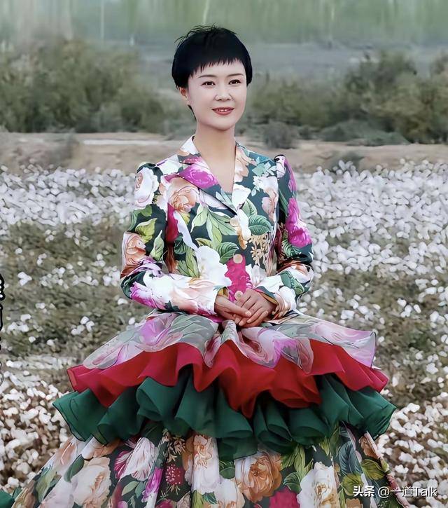 贺娇龙葬礼现场曝光！车队排出数公里 花店被买空 丈夫强忍悲痛送别