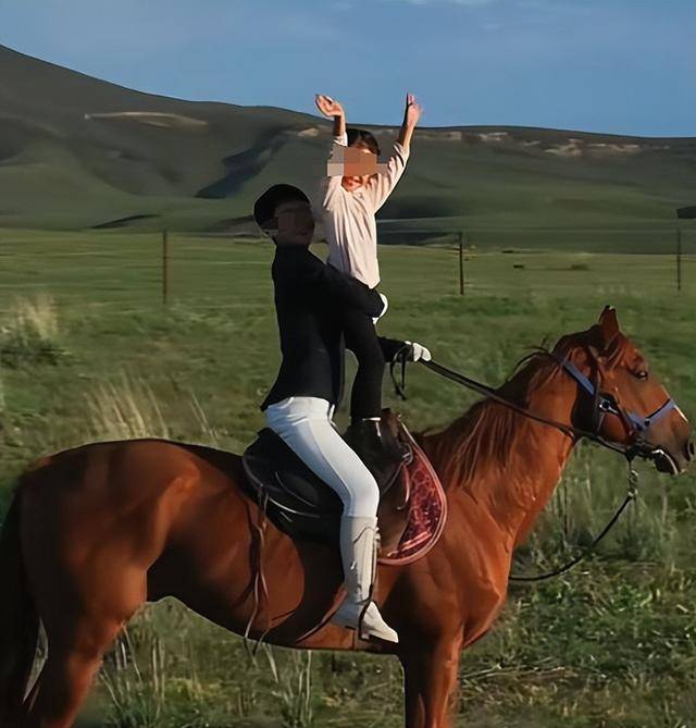 贺娇龙追悼会举行！丈夫悲痛送别妻子，主编透露坠马原因