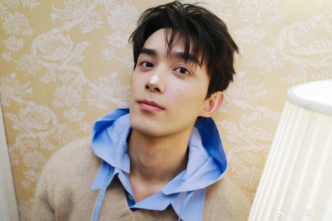 太阳女主持帮老公媚粉？吴磊被卖床照？代旭掀桌了？李亚鹏忙募捐？姨太问答封面图