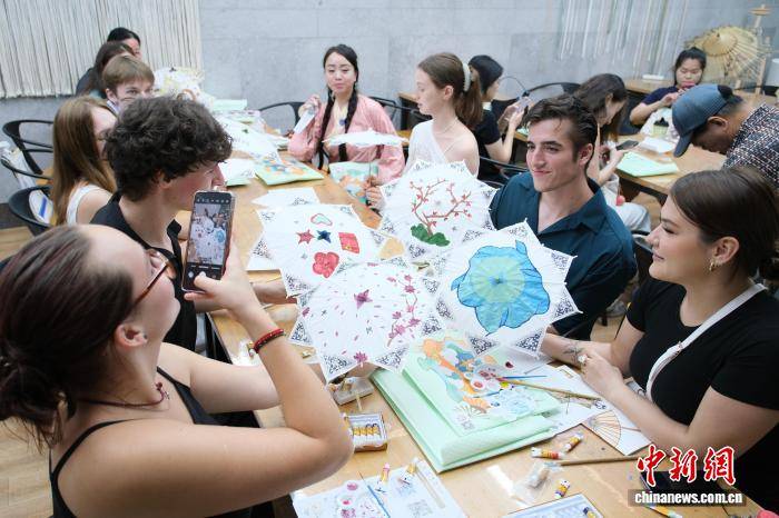 “最长春节假期”激发跨境旅游热潮 AI规划服务受青睐 -华闻时空