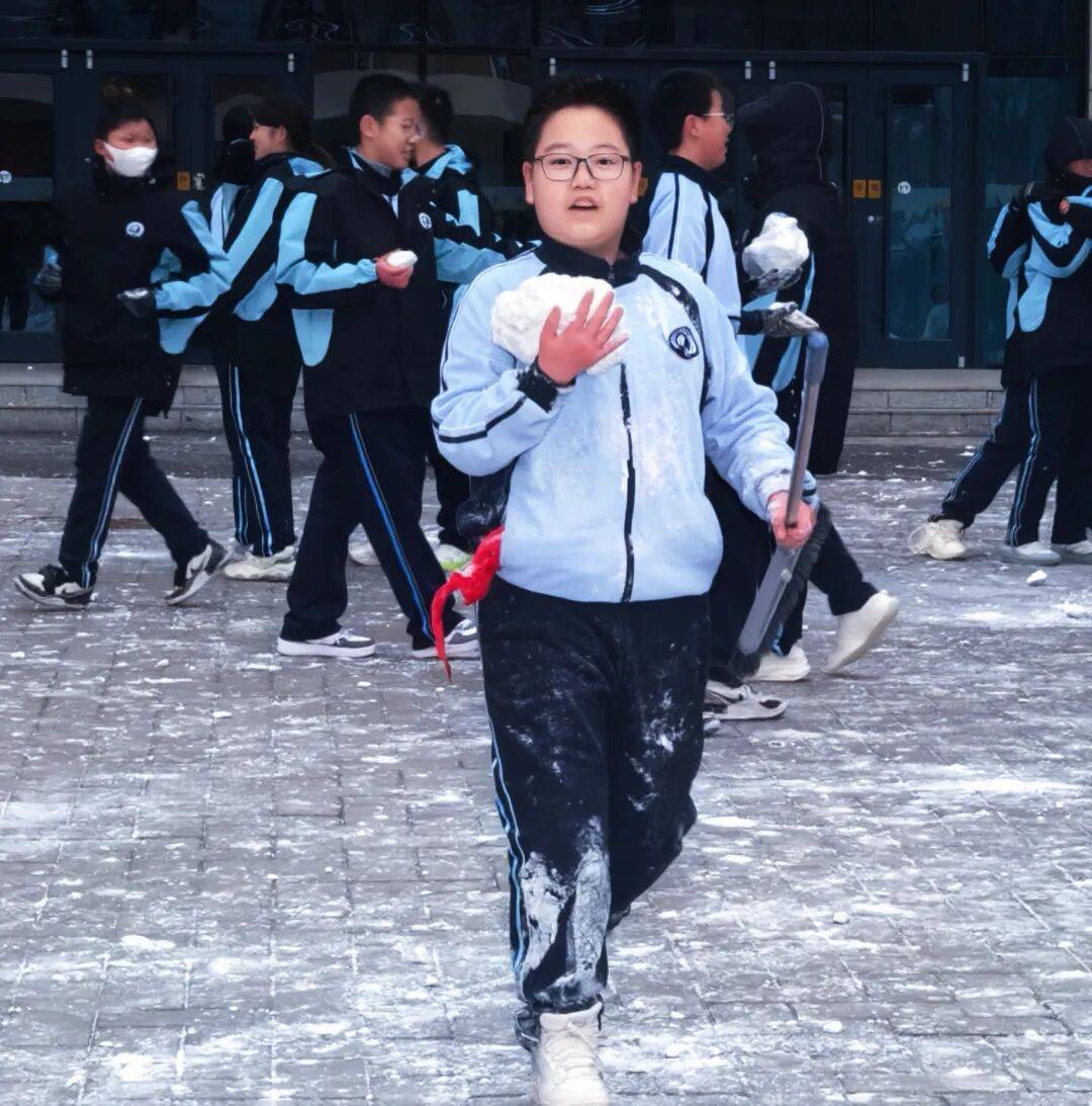 保定十七中雪幕晨光里的温暖诗章