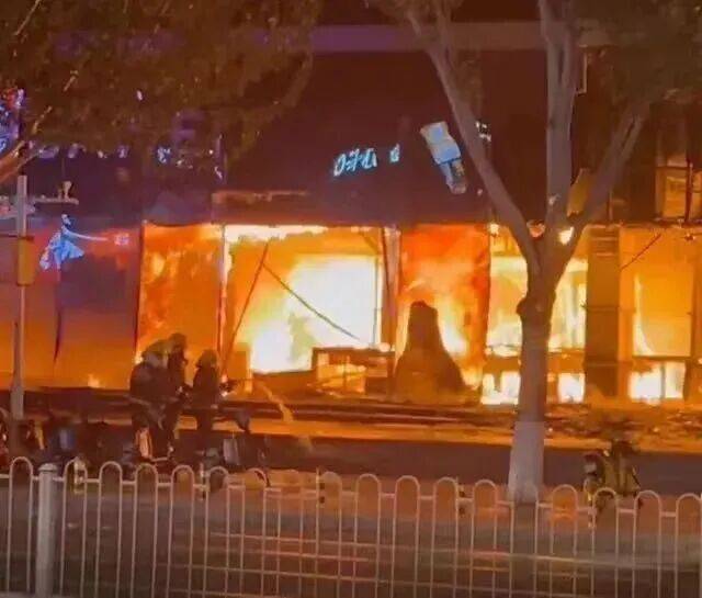 21死73失踪！购物中心突发大火