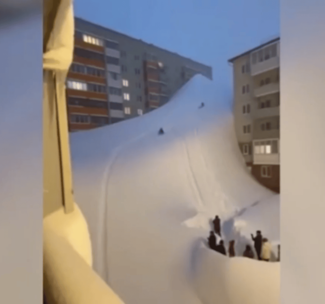 俄罗斯暴雪堆出9层楼高的雪坡？中国留学生回应：假的，视频为AI生成