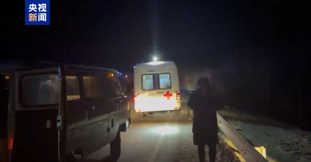 载有中国游客的旅游大巴在俄罗斯与货车相撞，已致3死5伤，遇难者及伤者身份仍在核实 -华闻时空