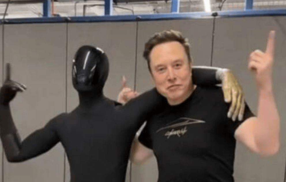 马斯克:明年年底将开始向公众销售人形机器人;此前称要将特斯拉转型为机器人公司