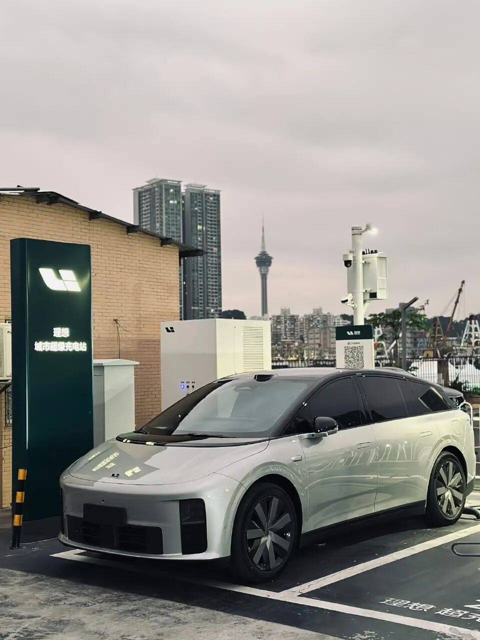 首次跌出销量榜前三，理想为什么输给“小理想”？