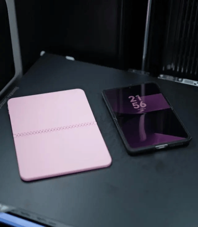 苹果首款折叠iPhone Fold机模和华为Pura X对比图曝光