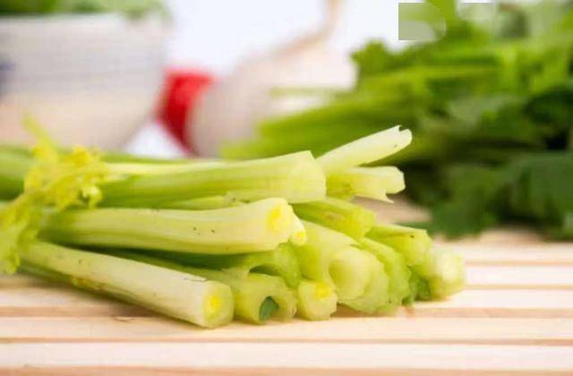 42岁男子确诊高血压，天天吃芹菜，4个月后复诊，医生：都干了啥