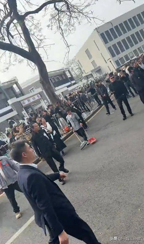 梁小龙追悼仪式，第一个到场的明星出现，家属最后心愿恐怕难实现