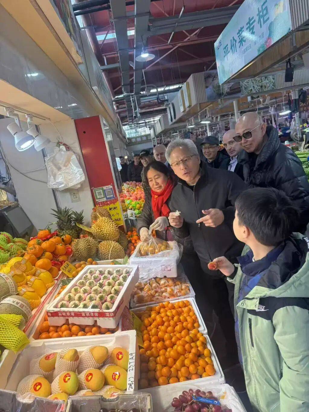 黄仁勋抵达北京，现身北京王府中环吃云南菜；此前在上海陆家嘴逛菜市场