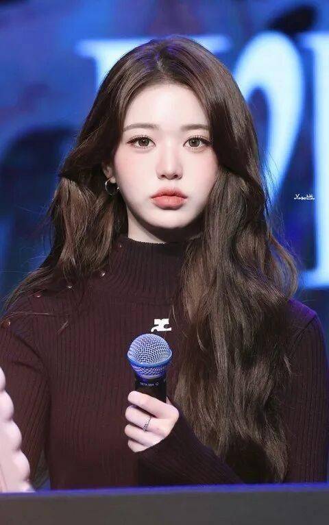 顶级女爱豆因”夸张”唇妆引发争议，刻意描画丰唇效果，显得“用力过猛” 插图