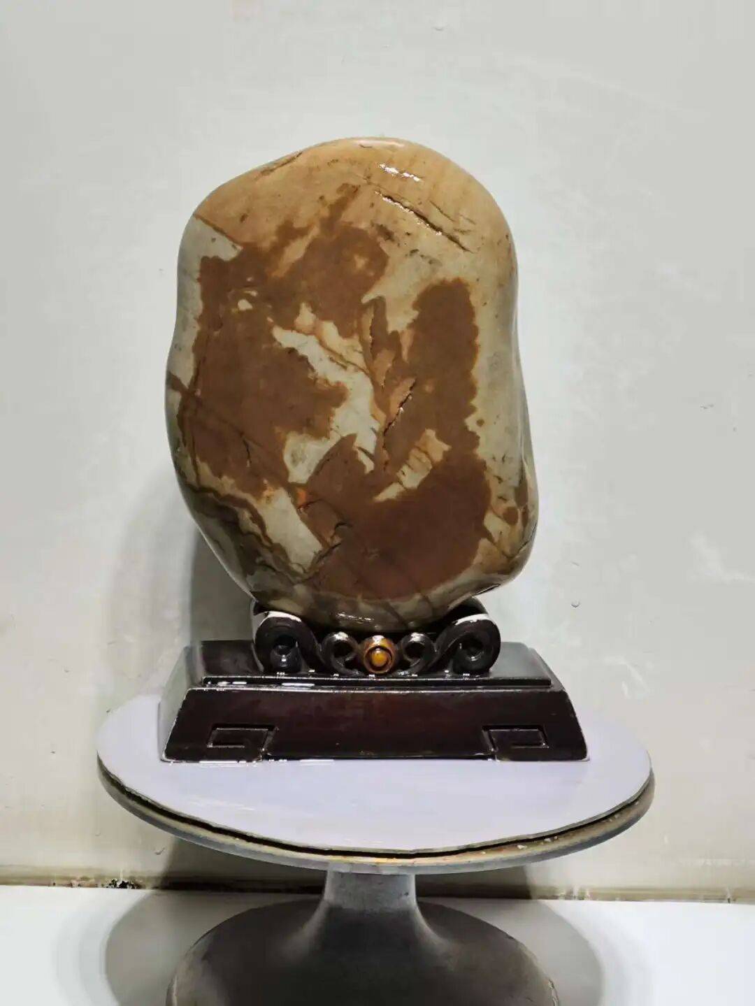 这块石头画面乱啊,不提醒还真看不出主题来,就这样,还卖了10万