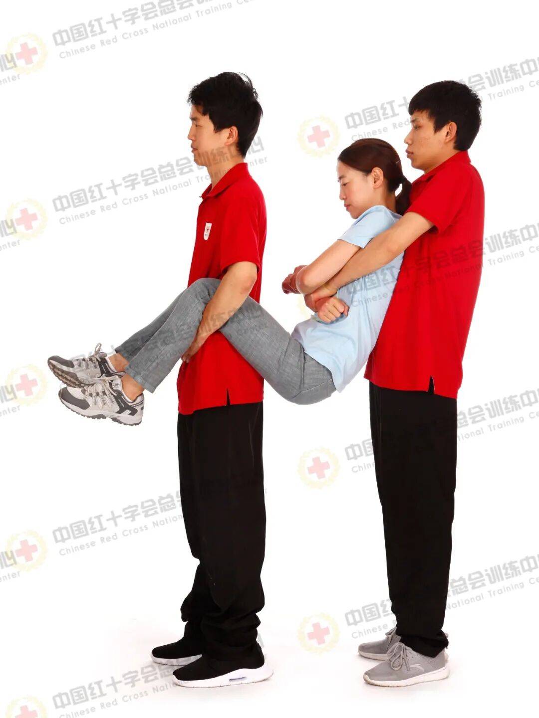 伤员仰卧位三名救护员单膝跪在伤员一侧分别在肩部腰部大腿和
