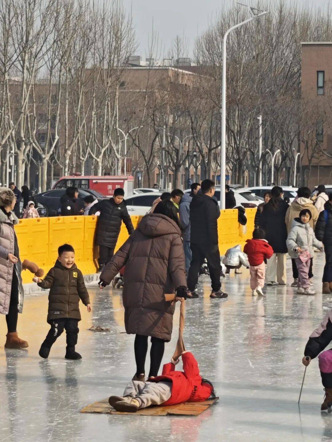 天津这个滑冰场被玩坏了塑料箱矿泉水瓶纸夹子全都来了