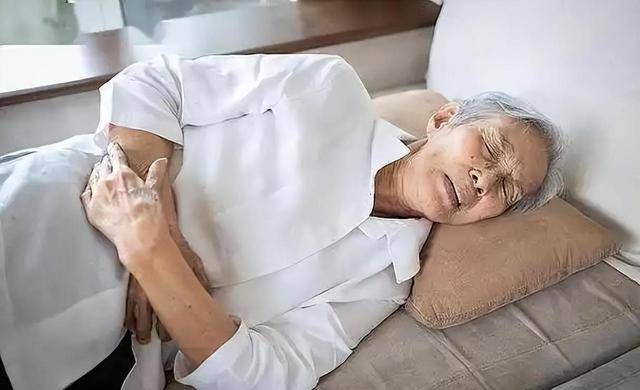 胃病与睡觉有关？医生提醒：胃不好的老年人，睡前千万避免5件事