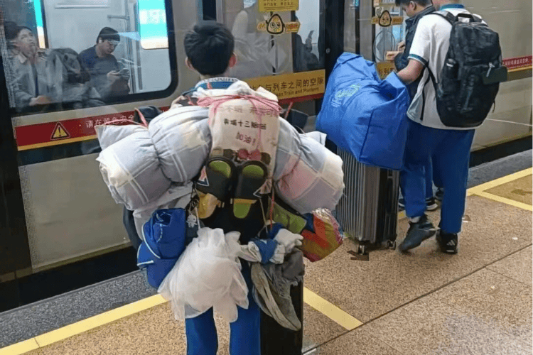 小孩哥独自打包行李回家，自立要趁早
