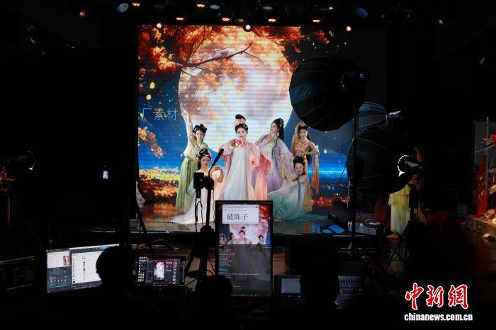 （神州写真）“团播”小屏乐赏剧场级舞美 专业院团开启手机“第二舞台”