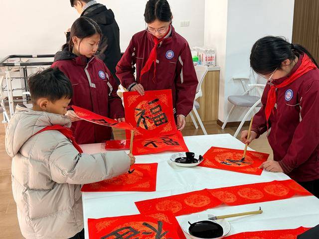 郑州市二七区京广路小学“小小书法家”把祝福送给普通民众